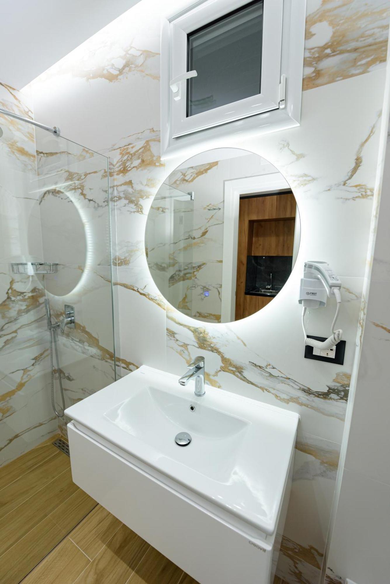 Kevin'S Aparthotel Vlorë エクステリア 写真