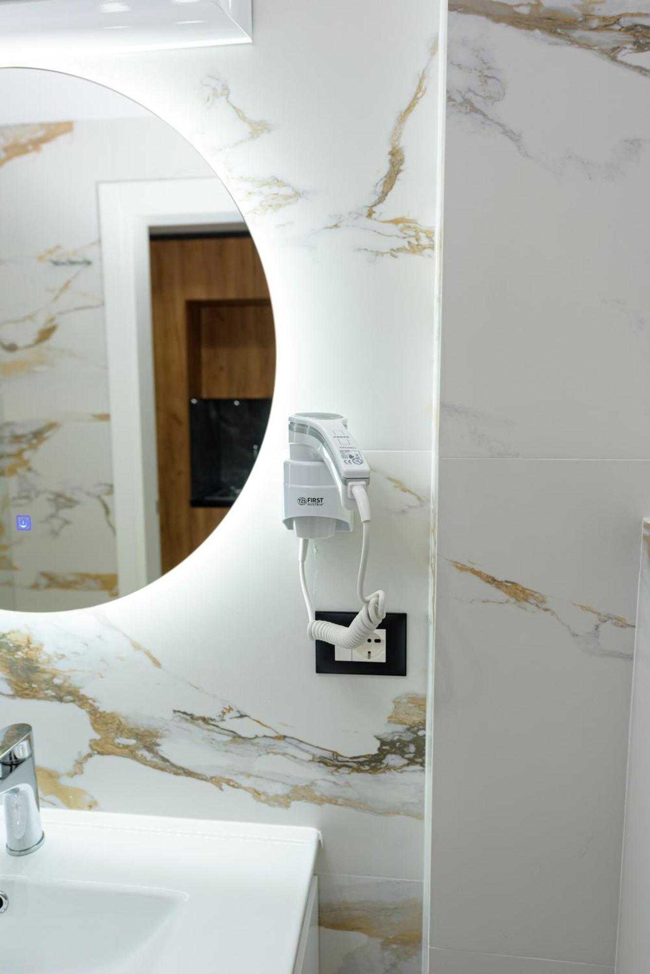 Kevin'S Aparthotel Vlorë エクステリア 写真